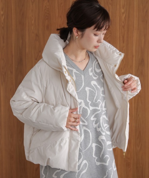 Bou Jeloud(ブージュルード)の「ストレッチカシュネックピュアダウン(ダウンジャケット/コート・レディース・ブラック/アイボリー/グレイッシュベージュ・38)」の4枚目の写真