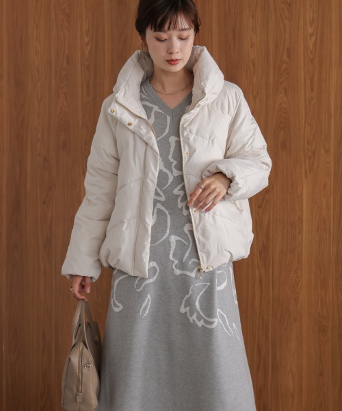 Bou Jeloud(ブージュルード)の「ストレッチカシュネックピュアダウン(ダウンジャケット/コート・レディース・ブラック/アイボリー/グレイッシュベージュ・38)」の6枚目の写真