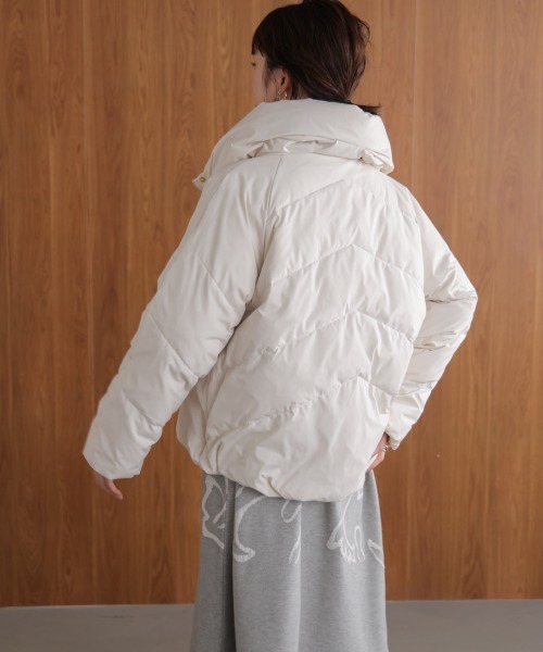 Bou Jeloud(ブージュルード)の「ストレッチカシュネックピュアダウン(ダウンジャケット/コート・レディース・ブラック/アイボリー/グレイッシュベージュ・38)」の9枚目の写真