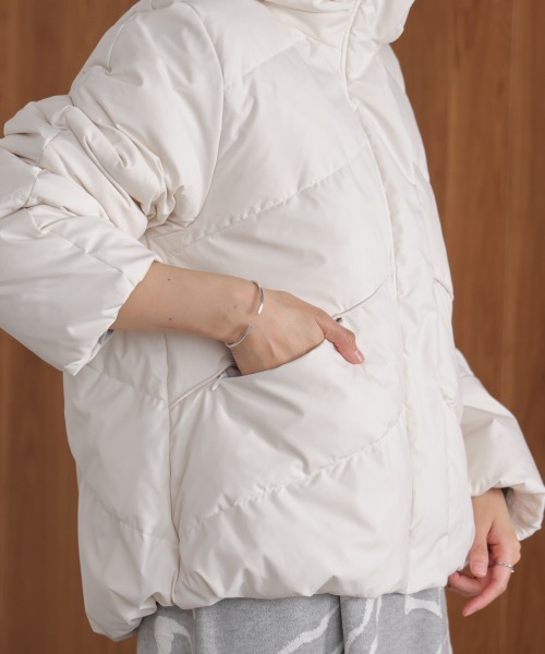 Bou Jeloud(ブージュルード)の「ストレッチカシュネックピュアダウン(ダウンジャケット/コート・レディース・ブラック/アイボリー/グレイッシュベージュ・38)」の12枚目の写真