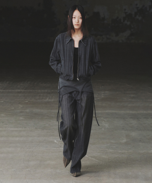 INSILENCE WOMEN(インサイレンスウーマン)の「サーフェススラブストレートデニム ダークグレー(デニムパンツ・レディース・その他・LARGE)」の4枚目の写真