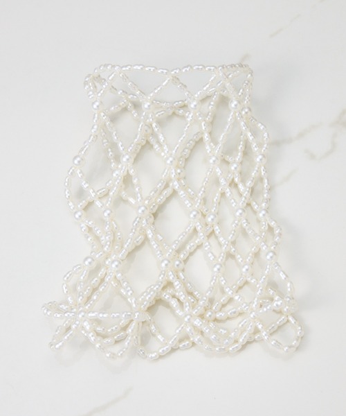 PAPILLONNER(パピヨネ)の「PAPILLONNER/パール付け袖(ブレスレット・レディース・ホワイト・FREE)」の2枚目の写真