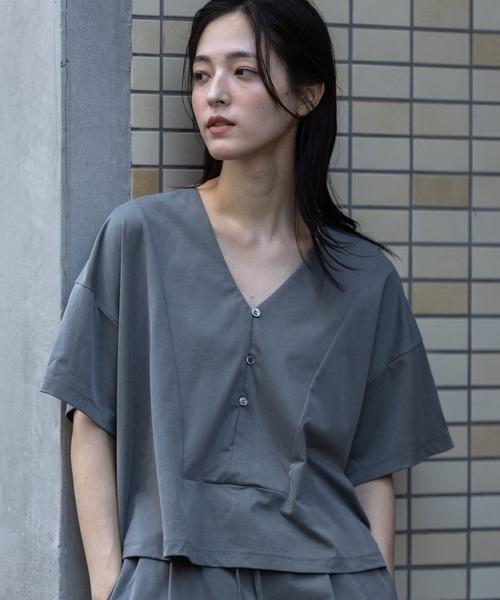 サテンジャージーVネックトップス（Tシャツ/カットソー）｜Munich