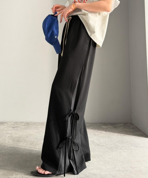 mily bilet（ミウィビレット）の「【mily bilet】トレンドのスポーティーMIXを叶える1本♪サイドリボンタイ 切り替えイージーパンツ（その他パンツ・レディース・ブラック/チャコールグレー×ブラック/ホワイト×ブラック/ホワイト×ブラウン・LARGE/MEDIUM/SMALL/X-LARGE）」の3枚目の写真