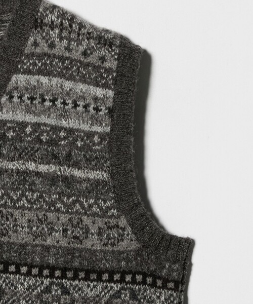 Jamieson's of Shetland（ジャミーソンズオブシェトランド）の「＜Jamieson`s＞フェアアイル Vネックベスト（ニット/セーター・メンズ・グレー系/オリーブ・42/40）」の5枚目の写真