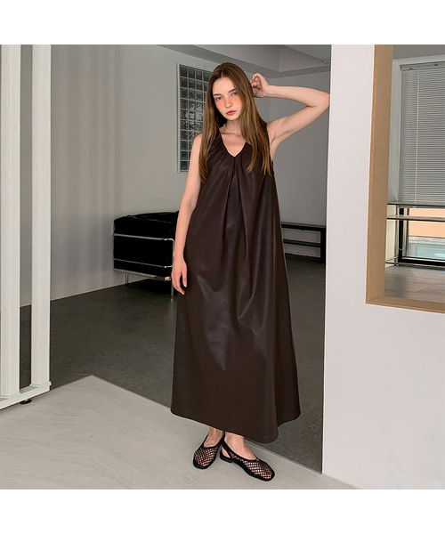 VASCARA(バスカラ)の「Faux Leather Sleeveless Long Dress (2colors)(ワンピース・レディース・ブラウン/ブラック・FREE)」の2枚目の写真