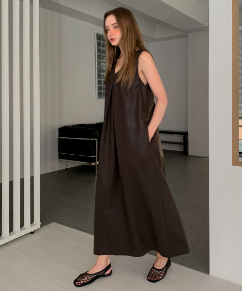 VASCARA(バスカラ)の「Faux Leather Sleeveless Long Dress (2colors)(ワンピース・レディース・ブラウン/ブラック・FREE)」の3枚目の写真