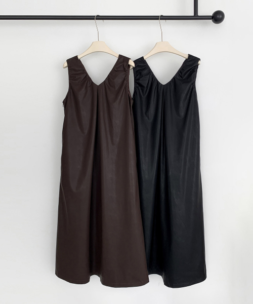 VASCARA(バスカラ)の「Faux Leather Sleeveless Long Dress (2colors)(ワンピース・レディース・ブラウン/ブラック・FREE)」の5枚目の写真