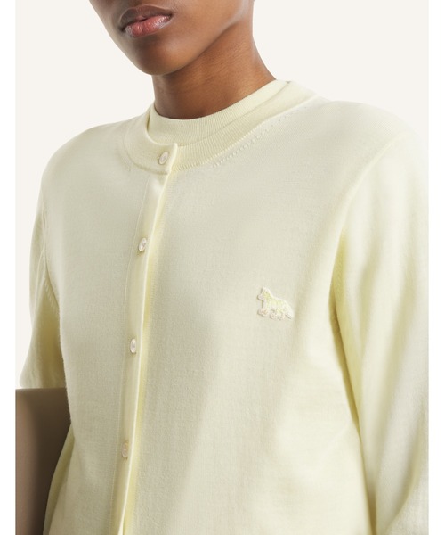 Maison Kitsune（メゾンキツネ）の「BABY FOX FINE MERINO REGULAR CARDIGAN（カーディガン/ボレロ・レディース・ライトイエロー/ライトオリーブ・XS/L/M/S）」の2枚目の写真
