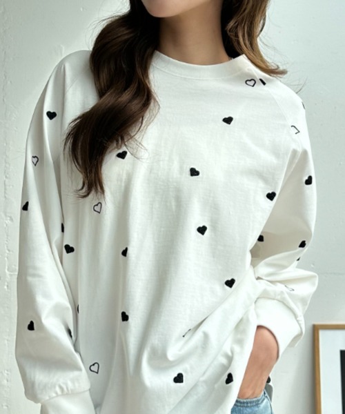 umune(ウムネ)の「ハート刺繍 ロンT 総柄 カットソー 長袖 Tシャツ クルーネック プルオーバー クルーネック カジュアル トップス 秋 冬(Tシャツ/カットソー・レディース・オフホワイト/ブラック/ネイビー・FREE)」の1枚目の写真