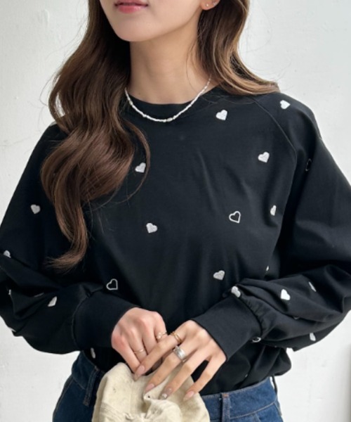 umune(ウムネ)の「ハート刺繍 ロンT 総柄 カットソー 長袖 Tシャツ クルーネック プルオーバー クルーネック カジュアル トップス 秋 冬(Tシャツ/カットソー・レディース・オフホワイト/ブラック/ネイビー・FREE)」の2枚目の写真