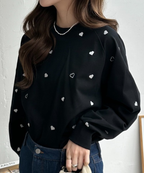 umune(ウムネ)の「ハート刺繍 ロンT 総柄 カットソー 長袖 Tシャツ クルーネック プルオーバー クルーネック カジュアル トップス 秋 冬(Tシャツ/カットソー・レディース・オフホワイト/ブラック/ネイビー・FREE)」の4枚目の写真
