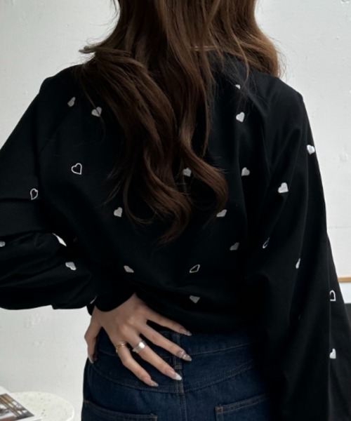 umune(ウムネ)の「ハート刺繍 ロンT 総柄 カットソー 長袖 Tシャツ クルーネック プルオーバー クルーネック カジュアル トップス 秋 冬(Tシャツ/カットソー・レディース・オフホワイト/ブラック/ネイビー・FREE)」の5枚目の写真