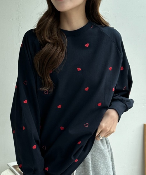umune(ウムネ)の「ハート刺繍 ロンT 総柄 カットソー 長袖 Tシャツ クルーネック プルオーバー クルーネック カジュアル トップス 秋 冬(Tシャツ/カットソー・レディース・オフホワイト/ブラック/ネイビー・FREE)」の7枚目の写真