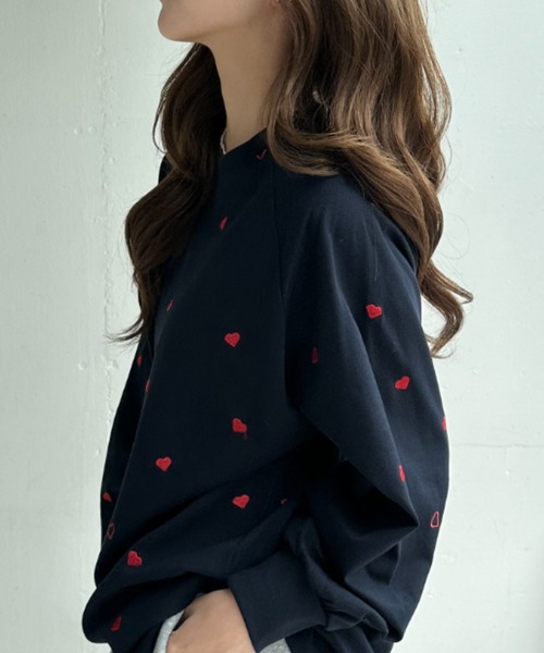 umune(ウムネ)の「ハート刺繍 ロンT 総柄 カットソー 長袖 Tシャツ クルーネック プルオーバー クルーネック カジュアル トップス 秋 冬(Tシャツ/カットソー・レディース・オフホワイト/ブラック/ネイビー・FREE)」の8枚目の写真