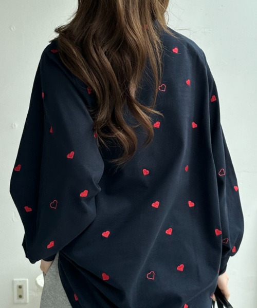 umune(ウムネ)の「ハート刺繍 ロンT 総柄 カットソー 長袖 Tシャツ クルーネック プルオーバー クルーネック カジュアル トップス 秋 冬(Tシャツ/カットソー・レディース・オフホワイト/ブラック/ネイビー・FREE)」の9枚目の写真