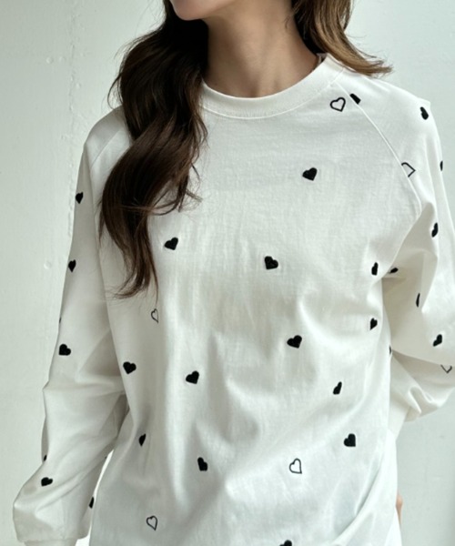 umune(ウムネ)の「ハート刺繍 ロンT 総柄 カットソー 長袖 Tシャツ クルーネック プルオーバー クルーネック カジュアル トップス 秋 冬(Tシャツ/カットソー・レディース・オフホワイト/ブラック/ネイビー・FREE)」の10枚目の写真