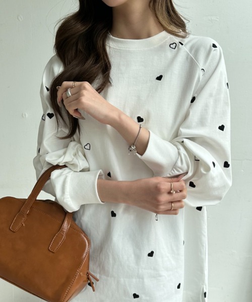 umune(ウムネ)の「ハート刺繍 ロンT 総柄 カットソー 長袖 Tシャツ クルーネック プルオーバー クルーネック カジュアル トップス 秋 冬(Tシャツ/カットソー・レディース・オフホワイト/ブラック/ネイビー・FREE)」の12枚目の写真