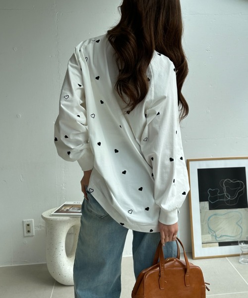 umune(ウムネ)の「ハート刺繍 ロンT 総柄 カットソー 長袖 Tシャツ クルーネック プルオーバー クルーネック カジュアル トップス 秋 冬(Tシャツ/カットソー・レディース・オフホワイト/ブラック/ネイビー・FREE)」の22枚目の写真