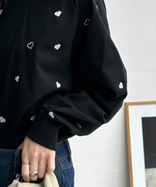 umune(ウムネ)の「ハート刺繍 ロンT 総柄 カットソー 長袖 Tシャツ クルーネック プルオーバー クルーネック カジュアル トップス 秋 冬(Tシャツ/カットソー・レディース・オフホワイト/ブラック/ネイビー・FREE)」の16枚目の写真