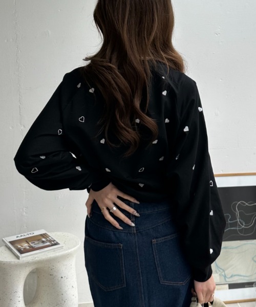 umune(ウムネ)の「ハート刺繍 ロンT 総柄 カットソー 長袖 Tシャツ クルーネック プルオーバー クルーネック カジュアル トップス 秋 冬(Tシャツ/カットソー・レディース・オフホワイト/ブラック/ネイビー・FREE)」の15枚目の写真