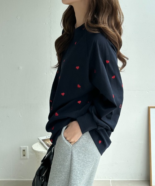 umune(ウムネ)の「ハート刺繍 ロンT 総柄 カットソー 長袖 Tシャツ クルーネック プルオーバー クルーネック カジュアル トップス 秋 冬(Tシャツ/カットソー・レディース・オフホワイト/ブラック/ネイビー・FREE)」の18枚目の写真