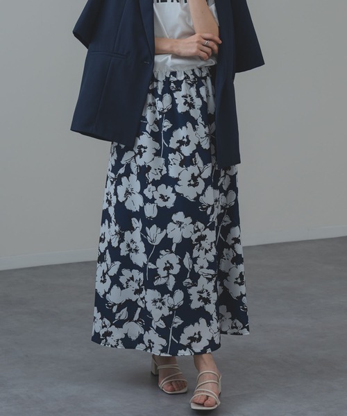 ANNA LUNA(アンナルナ)の「【ANNA LUNA】上品 な 花柄 で 華やぐ 大人 スカート(スカート・レディース・グレー/ネイビー・MEDIUM)」の2枚目の写真