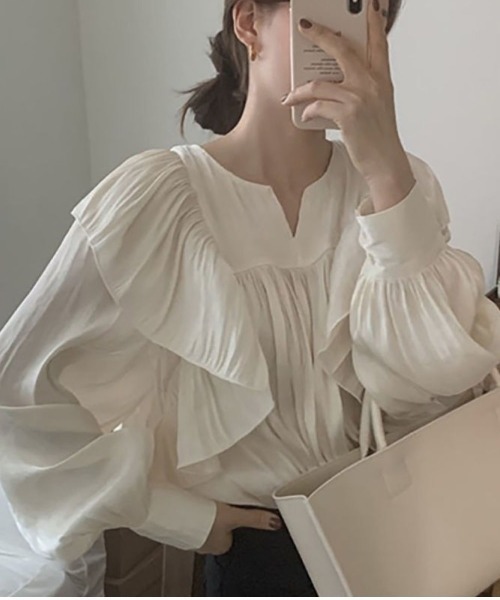 Lips(リップス)の「ヨークギャザー×ドレープカラーで上品見え!大人フェミニンなキーネックブラウス(Tシャツ/カットソー・レディース・ブラック/ホワイト・FREE)」の2枚目の写真
