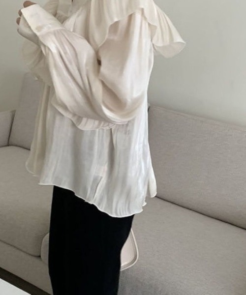 Lips(リップス)の「ヨークギャザー×ドレープカラーで上品見え!大人フェミニンなキーネックブラウス(Tシャツ/カットソー・レディース・ブラック/ホワイト・FREE)」の5枚目の写真