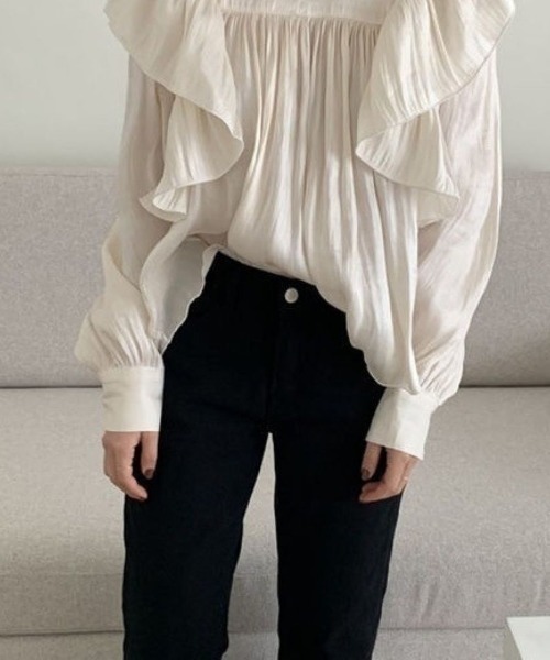 Lips(リップス)の「ヨークギャザー×ドレープカラーで上品見え!大人フェミニンなキーネックブラウス(Tシャツ/カットソー・レディース・ブラック/ホワイト・FREE)」の6枚目の写真
