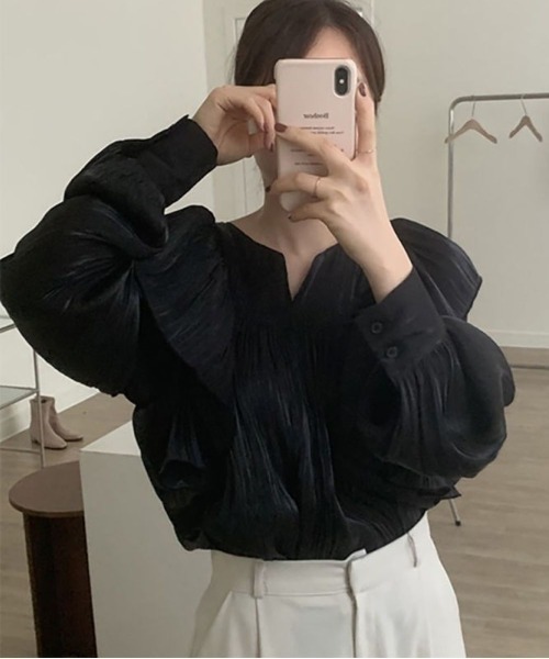 Lips(リップス)の「ヨークギャザー×ドレープカラーで上品見え!大人フェミニンなキーネックブラウス(Tシャツ/カットソー・レディース・ブラック/ホワイト・FREE)」の10枚目の写真