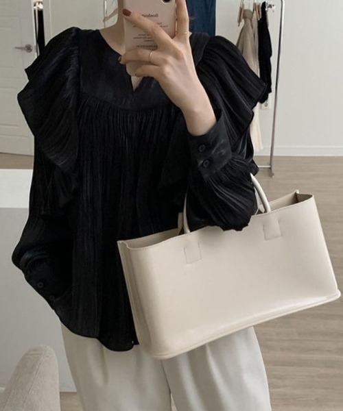 Lips(リップス)の「ヨークギャザー×ドレープカラーで上品見え!大人フェミニンなキーネックブラウス(Tシャツ/カットソー・レディース・ブラック/ホワイト・FREE)」の11枚目の写真