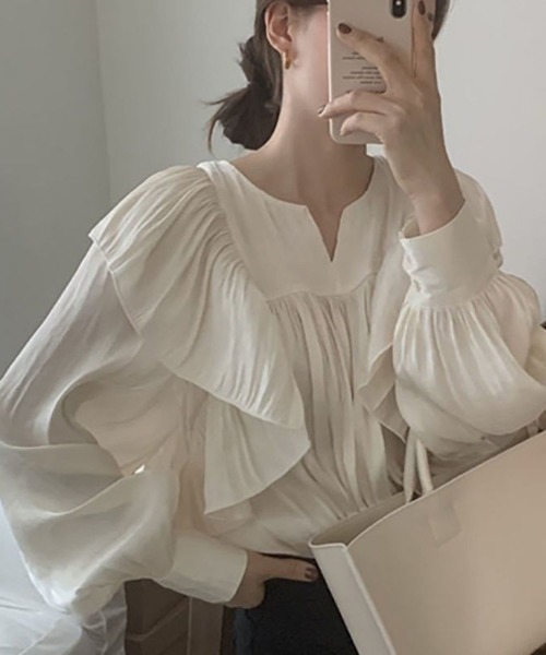 Lips(リップス)の「ヨークギャザー×ドレープカラーで上品見え!大人フェミニンなキーネックブラウス(Tシャツ/カットソー・レディース・ブラック/ホワイト・FREE)」の3枚目の写真
