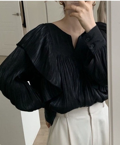Lips(リップス)の「ヨークギャザー×ドレープカラーで上品見え!大人フェミニンなキーネックブラウス(Tシャツ/カットソー・レディース・ブラック/ホワイト・FREE)」の13枚目の写真