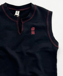 Universal Style Wear（ユニバーサルスタイルウェア）の「バンダナ付き 胸刺繍 癒弊 ノースリーブトップス（ベスト）」