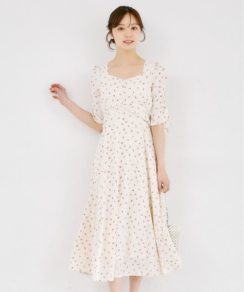 tocco closet(トッコ クローゼット)の「リボン付きギャザースリーブプチローズプリントセミマーメイドワンピース(ワンピース・レディース・ブラック/アイボリー・M)」の1枚目の写真