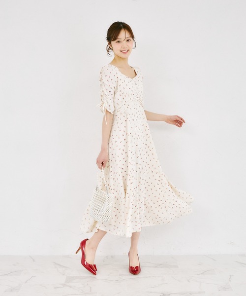 tocco closet(トッコ クローゼット)の「リボン付きギャザースリーブプチローズプリントセミマーメイドワンピース(ワンピース・レディース・ブラック/アイボリー・M)」の5枚目の写真
