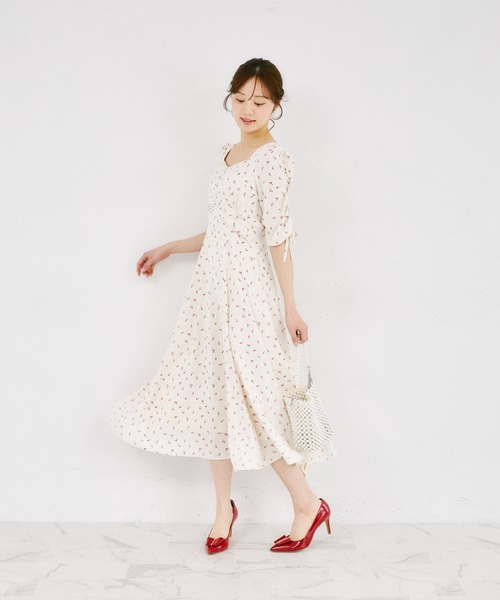 tocco closet(トッコ クローゼット)の「リボン付きギャザースリーブプチローズプリントセミマーメイドワンピース(ワンピース・レディース・ブラック/アイボリー・M)」の4枚目の写真