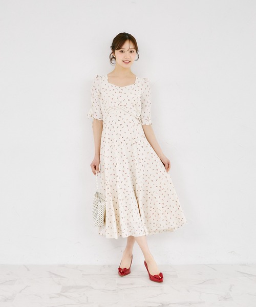 tocco closet(トッコ クローゼット)の「リボン付きギャザースリーブプチローズプリントセミマーメイドワンピース(ワンピース・レディース・ブラック/アイボリー・M)」の3枚目の写真