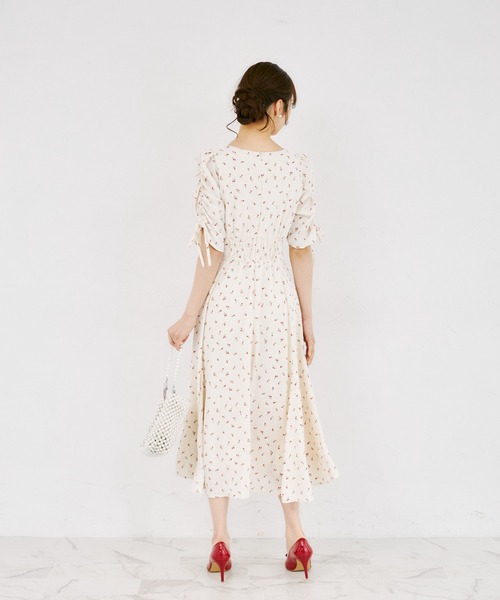 tocco closet(トッコ クローゼット)の「リボン付きギャザースリーブプチローズプリントセミマーメイドワンピース(ワンピース・レディース・ブラック/アイボリー・M)」の6枚目の写真