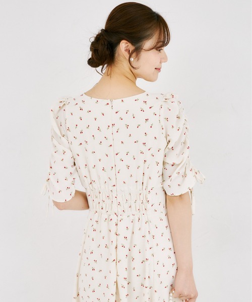 tocco closet(トッコ クローゼット)の「リボン付きギャザースリーブプチローズプリントセミマーメイドワンピース(ワンピース・レディース・ブラック/アイボリー・M)」の12枚目の写真
