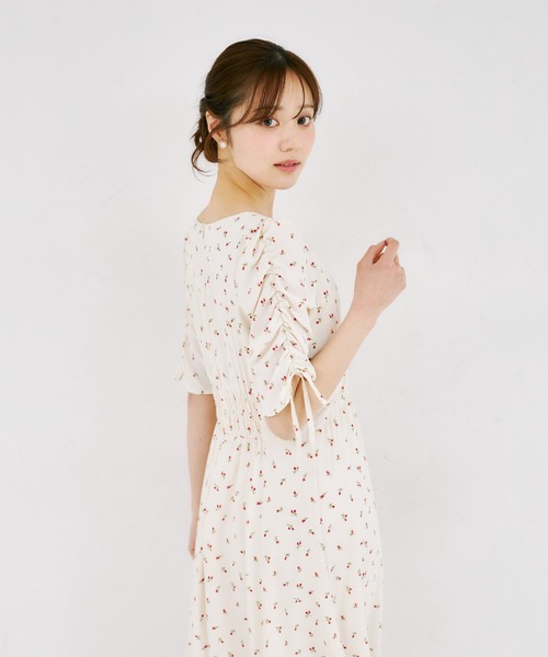 tocco closet(トッコ クローゼット)の「リボン付きギャザースリーブプチローズプリントセミマーメイドワンピース(ワンピース・レディース・ブラック/アイボリー・M)」の11枚目の写真