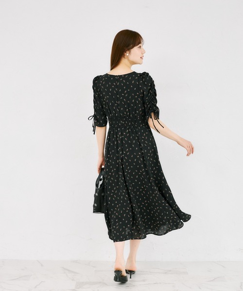 tocco closet(トッコ クローゼット)の「リボン付きギャザースリーブプチローズプリントセミマーメイドワンピース(ワンピース・レディース・ブラック/アイボリー・M)」の17枚目の写真