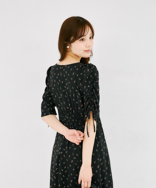 tocco closet(トッコ クローゼット)の「リボン付きギャザースリーブプチローズプリントセミマーメイドワンピース(ワンピース・レディース・ブラック/アイボリー・M)」の21枚目の写真