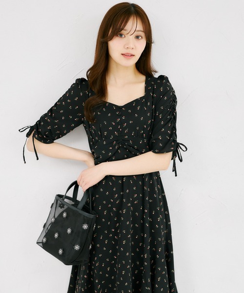 tocco closet(トッコ クローゼット)の「リボン付きギャザースリーブプチローズプリントセミマーメイドワンピース(ワンピース・レディース・ブラック/アイボリー・M)」の18枚目の写真