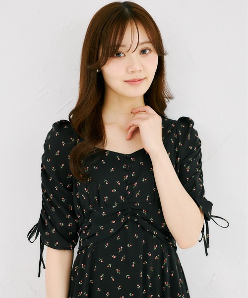 tocco closet(トッコ クローゼット)の「リボン付きギャザースリーブプチローズプリントセミマーメイドワンピース(ワンピース・レディース・ブラック/アイボリー・M)」の19枚目の写真