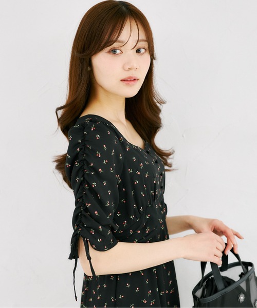 tocco closet(トッコ クローゼット)の「リボン付きギャザースリーブプチローズプリントセミマーメイドワンピース(ワンピース・レディース・ブラック/アイボリー・M)」の20枚目の写真