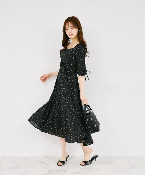 tocco closet(トッコ クローゼット)の「リボン付きギャザースリーブプチローズプリントセミマーメイドワンピース(ワンピース・レディース・ブラック/アイボリー・M)」の16枚目の写真