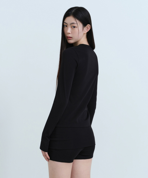 MUSINSA STANDARD WOMAN（ムシンサスタンダードウーマン）の「[UVプロテクション] ウィメンズスリムクルーネック長袖Tシャツ [ブラック]（Tシャツ/カットソー・レディース・その他・X-SMALL/SMALL/MEDIUM/LARGE）」の3枚目の写真