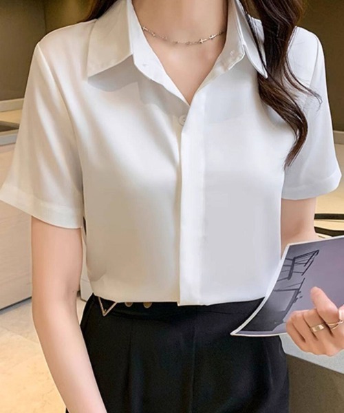 ReRe(リリ)の「サテン調シンプルシャツ(シャツ/ブラウス・レディース・ブラック/オフホワイト/グレイッシュブルー・MEDIUM/LARGE/X-LARGE)」の2枚目の写真